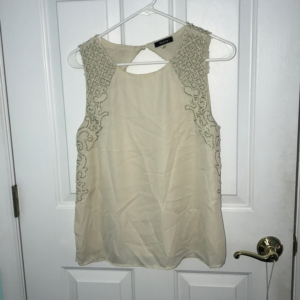 Sleeveless pretty cream shirt